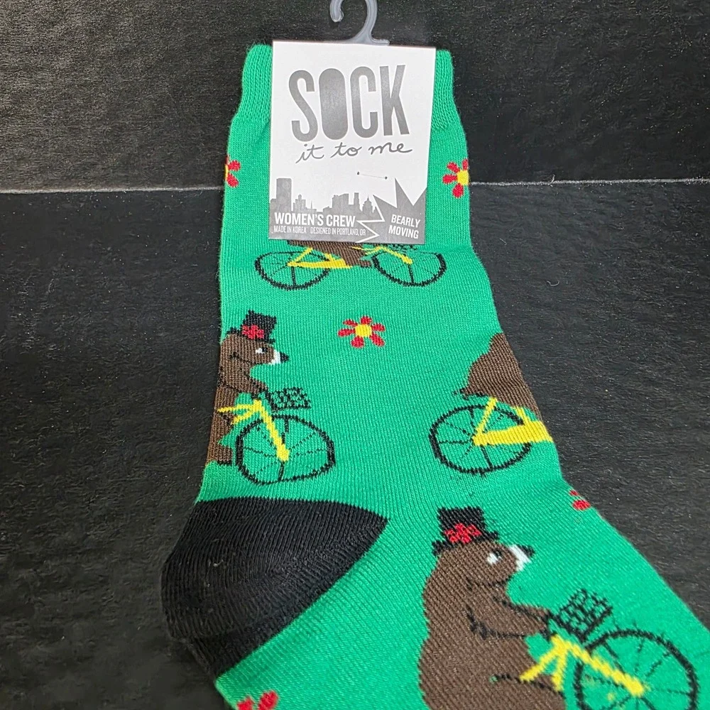 Sock‎ It To Me Crew Socks Womens S Green Bearly Moving Bear Bicycle W0067 NEW
